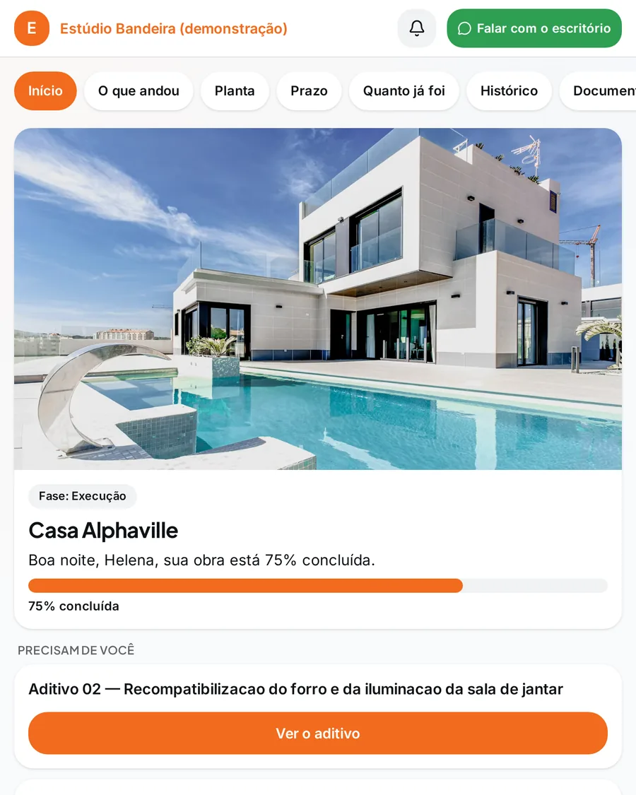 Portal do cliente no celular, com o nome do escritório, a obra em andamento e o que precisa da decisão dele. A cor do escritório é personalizável; a que aparece é a de um escritório de exemplo.
